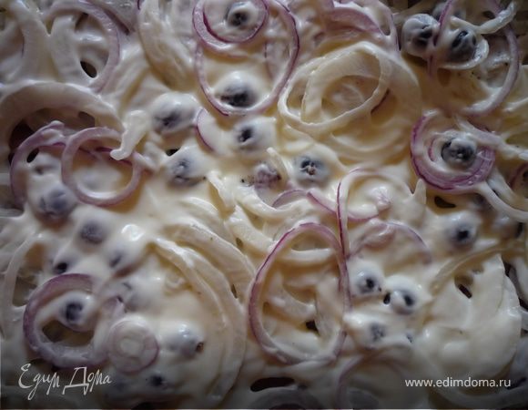 Лук порезать тонкими кольцами, выложить на мясо ровным слоем. Лука должно быть много. Очень вкусно и красиво получается, если использовать разные сорта лука. Присыпать горстью кисловатых ягод (клюква, брусника) или маринованных слив без косточек. Смазать равномерно соусом (см. шаг 4). Присыпать тимьяном. Завернуть в пищевую пленку и на 6-12 часов поставить в холодильник мариноваться. Можно запекать и сразу, но тогда мясо обязательно отбить, температуру в духовке снизить до 150*С и на 20 минут увеличить время приготовления.