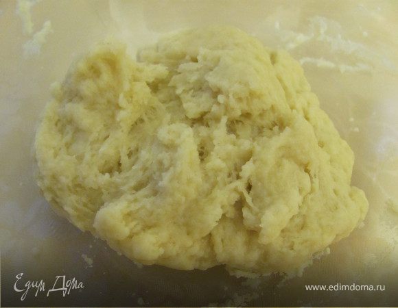 Замесите тесто: смешать муку, соль, разрыхлитель. Добавить растительное масло, перемешать. Добавить воду (добавлять совсем понемногу, может уйдет и меньше воды), вымесить упругое тесто. Накрыть пленкой и поставить в холодильник минимум на 30 минут.  