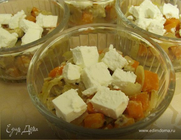 Начинку распределить в формочки, добавить сливки (1ст.л. на порцию), сверху разложить сыр фета (предварительно порезав его на кубики).