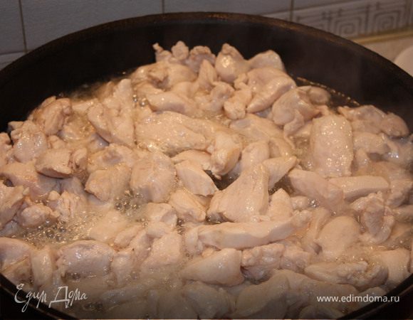 Порезать куриную грудку небольшими кусочками,обжарить на растительном масле. 