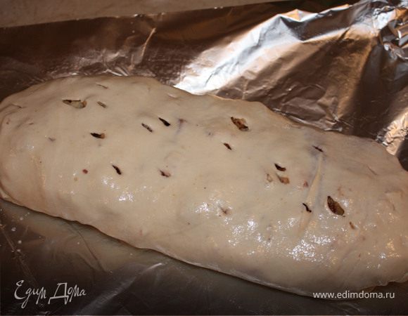  Свернуть рулет, плотно защипать края и шов, чтобы начинка не вытекла. Фольгу смазать маслом, положить рулет, наколоть ножом и смазать ложкой молока, чтобы получилась румяная корочка. Выпекать 30 мин. при 180 С. Подавать теплым с мороженым или сливками, ванильным соусом. 