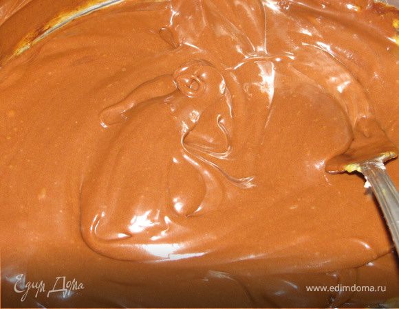 Постоянно помешивая, в массу добавить по одному желтки, размягченный шоколад. Взбить до образования густой пены.