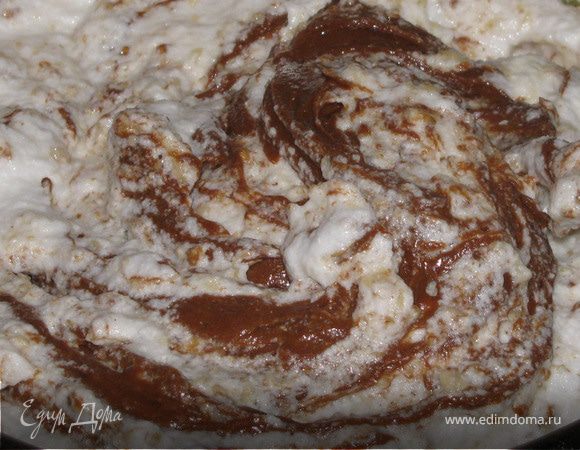 Добавить муку, орехи и осторожно все перемешать.