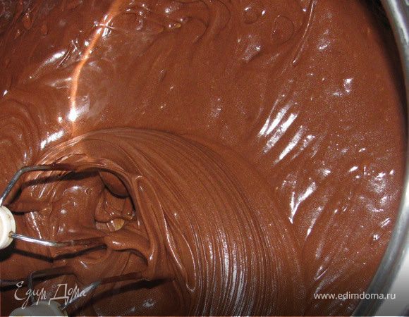 Сливки, сахарную пудру, масло, тертый шоколад, ванильный сахар варить, постоянно помешивая, до получения однородной густой кашицы. Полученную массу охладить и взбить миксером в густую пену. 