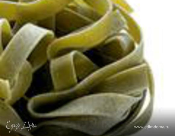 1. Варим «Тальятелле».
В большой кастрюле отварим макароны «тальятелле» в подсоленной воде. Готовые макароны слить через дуршлаг, хорошенько промыть холодной водой, переложить в емкость, добавить 4 столовые ложки оливкового масла и хорошо перемешать.