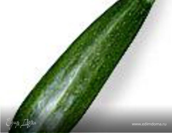 2. Готовим пасту.
Один цукини разрезать на четыре части и вырезать половину мякоти. Получившиеся бочонки слегка обжарить на оливковом масле со всех сторон и выложить на бумажное полотенце, чтобы впитать остатки масла.
Остальные цукини и морковь, натереть на крупной терке, чеснок мелко нарубить. В разогретую сковороду влить 2 столовые ложки растительного масла, выложить морковь, цукини, чеснок и пассеровать на среднем огне 10 минут постоянно помешивая, посолить.
В разогретый глубокий сотейник влить 2 ст. ложки растительного масла, добавить муку и пассеровать до золотистого цвета. Затем, непрерывно помешивая, влить 400г кипятка и мешать до полного растворения муки и получения густой основы для соуса. Выложить в сотейник пассерованные овощи. Тушить 10 минут на слабом огне, постоянно помешивая.