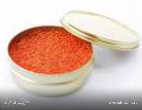 3. Украшаем и подаем блюдо.
Перед подачей порционно подогреть макароны тальятелле в микроволновой печи. В центр тарелки поставить бочонок из цукини, выложить поверх макарон приготовленную овощную пасту и листья руколы. В бочонок положить ложку красной икры и немного икры раскидать по поверхности блюда.