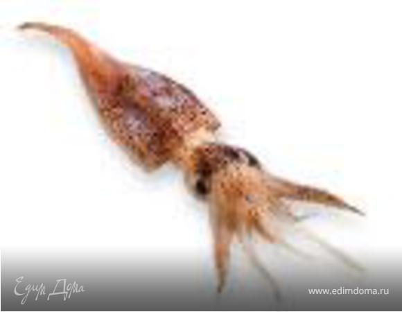 3. Жарим кальмары.

На тарелку высыпать муку. Обвалять в ней кольца кальмаров и поджарить до золотистой корочки со всех сторон на растительном масле. Кольца кальмаров выложить на блюдо рядом с форелью, распределив их по свободной поверхности.
