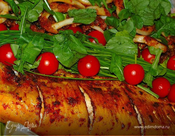 4. Украшаем блюдо.

Украсить наше блюдо надо томатами «Черри», листьями руколы , перьями зеленого лука и дольками лимона, составив композицию на свой вкус.
