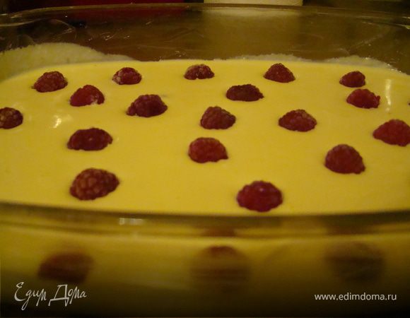 Творог растереть с сахаром. Добавлять по 1 яйцу.Затем сметану.Изюм залить теплой водой, слить и также добавить в творожную массу.Добавить 1 ложку маннки, всё хорошенечко вымешать. Тесто получается жидкое, как на блины. Форму для выпекания смазать сливочным маслом.Духову разогреть до 200*.Массу вылить в форму и украсить сверху малиной и отправить в духовку на 40 мин. 