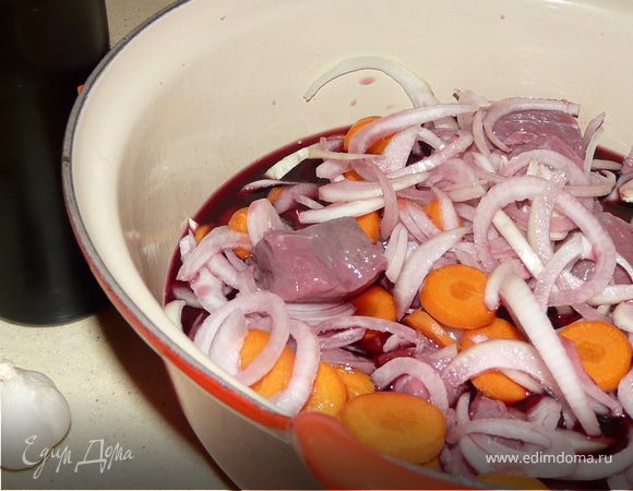 Замариновать мясо (порезаное на куски), лук и морковь с чесноком в вине на 2 часа, поставить в холодильник. 