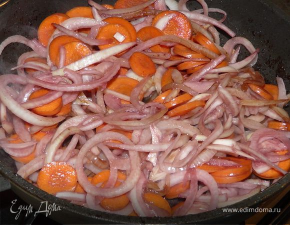 Вынуть из холодильника, подождать минут 15, разогреть оливковое масло на сковороде, обжарить до золотого цвета мясо, вынуть. Туда выложить овоши из маринада, обжарить 7 минут, добавив к ним томат. пасту. 