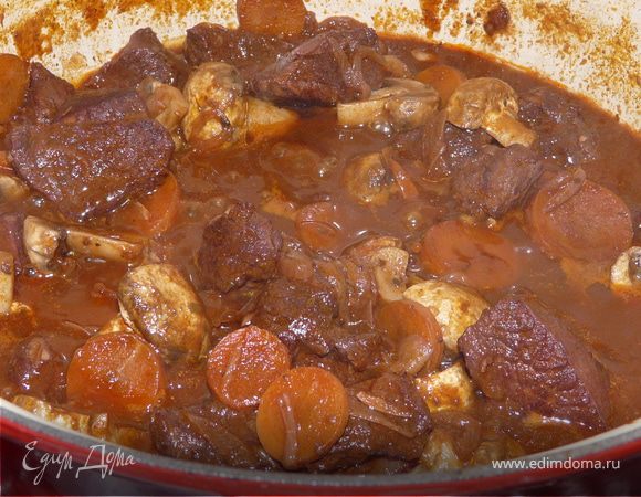 Вернуть мясо и овоши в маринад, поставить на маленький огонЬ, положить тимьян и лавровый лист. Томить 2 часа под крышкой, доливая воду, если нужно. Помыть грибы, порезать на половинки (если они не мелкие) и добавить к мясу. Подержать еще 30 минут. Попробовать на соль, перец, добавить зелень.
Подавать хорошо с пюре.
