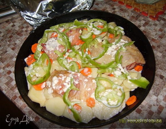 Под кожуру каждого кусочка курицы положить разрезаный пополам чеснок. Обмазать медом, посолить, поперчить и положить в холодильник на полчаса.
Картошка, лук, морковка и перец режется кружочками (не обжаривается).
В глубокую сковородку или противень выложить курицу (предварительно свковородку смазать маслом и посыпать сухарями немного), на нее и между полодить кружочки картошки, морковки, лука и перца, все это залить майонезом, смешанным с водой (не более 100гр).
