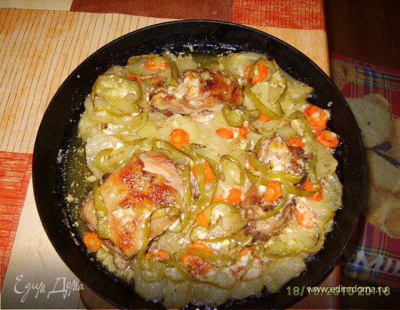 Все накрыть фольгой и поставить в предварительно разогреую до 180 градусов духовку. Печь 50-60 минут, попробовать, если почти готово, снять фольгу и выпекать с верхним огнем до бразования золотистой корочки около 15-20 минут. При желании можно немного добавить тертого сыра. Подавть блюдо украсив зеленью.