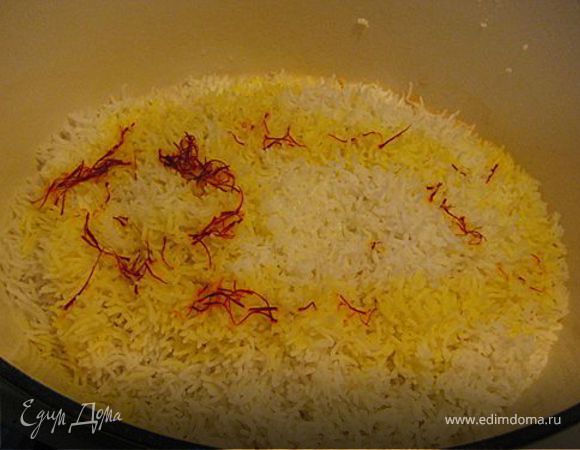 Хорошо промыть рис,дать стечь в дуршлаке.
В сотейнике вскипятить воду, забросить рис, специи и дать закипеть.
Затем убаить огонь, добавить оливковое масло .
Закрыть крышкой и варить  до готовности, не перемешивать!
Дать постоять минут 20 перед подачей. 