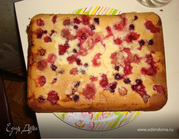 можно вынуть пирог из формы, посыпать его сахарной пудрой и поставить под гриль на 3-4 минуты он будет хрустящим.