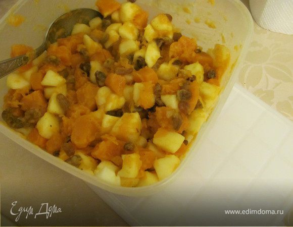 Изюм замочить в коньяке. Очистить и нарезать тыкву кубиками . Потушить ее до мягкого состояния (я добавила к ней 2ст.л. жирных сливок, но этого можно и не делать). Яблоко почистить и так же нарезать кубиками, сбрызнуть их лимоннм соком. Смешать тыкву, яблоко и изюм (предварительно его отжав от жидкости), добавить мускатный орех (по вкусу), перемешать.