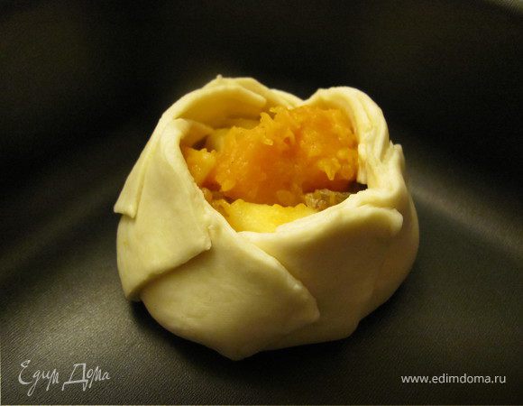 Залепить края теста, поднимая "лепестки" наверх в нахлест, закладывая друг на друга.