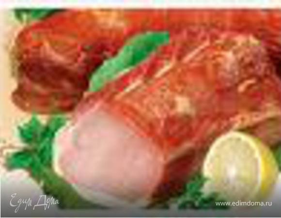 Свиной балык тонко нарезать и выложить на широкое плоское блюдо. Посыпать черным перцем и полить соком 1/3 лимона. 