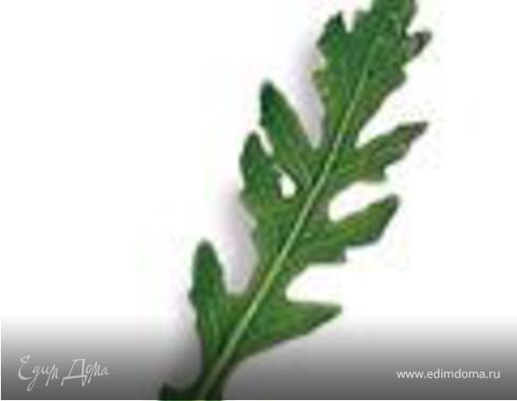 Оливки и петрушку мелко нарубить. Равномерно разложить поверх балыка оливки, зелень, каперсы и руколу. 