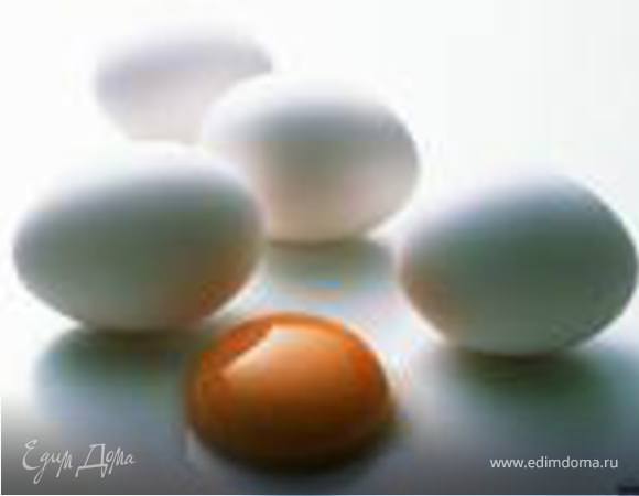 Яйца взбить с майонезом солью и перцем. Вылить омлет на разогретую сковородку с растительным маслом.