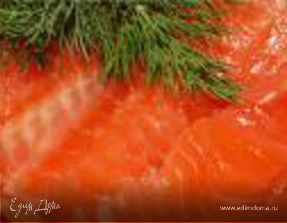 Когда яйца загустеют, выложить ломтики форели и творожный сыр поверх омлета. 

Сложить омлет в виде конверта пополам. Запечь на медленном огне 3-5 минут.
