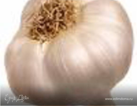 3.  Жарим филе.

Подготовленные кусочки филе разложить по парам подходящего размера. Рубленую зелень укропа, кинзы и лука положить на один кусок рыбы и накрыть другим. Подготовить подобным образом остальные части. Каждый кусок обвязать ниткой. Разогреть сковороду, влить растительное масло для жарки. Обжарить судака с каждой стороны до золотистой корочки примерно 7-10 минут. Готовое филе выложить на кусок фольги и удалить нитки.
