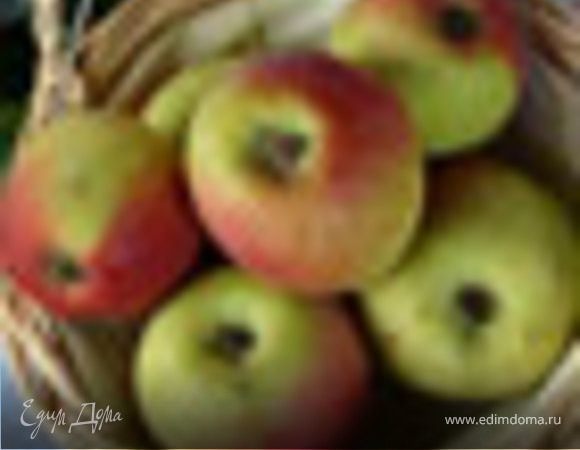 Начинка из яблок. Яблоки помыть, очистить от кожуры и сердцевины и нарезать средними кубиками. Выложить яблоки на разогретую сковороду с небольшим количеством, 2-3 ст. ложки, растительного масла. Обжаривать, постоянно помешивая, на среднем огне, периодически добавляя сахар песок. Цедру лимона натереть на мелкой терке и добавить к яблокам, добавить остатки сахара и посыпать молотой корицей. Когда яблоки станут мягкими и дадут сок, влить в сковороду коньяк и аккуратно поджечь. Подождать пока коньяк выгорит, после чего снять с огня, слегка остудить и выложить на тесто.