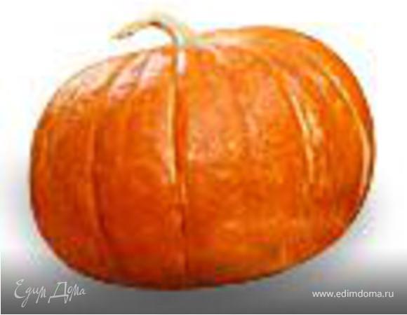 Начинка из тыквы. Мякоть тыквы нарезать мелкими кубиками. Выложить тыкву на разогретую сковороду с небольшим количеством, 2-3 ст. ложки, растительного масла. Обжаривать, постоянно помешивая, на среднем огне, периодически добавляя сахар песок. Цедру лимона натереть на мелкой терке и добавить к тыкве, отжать сок половины мякоти лимона, добавить остатки сахара и посыпать молотой корицей. Когда тыква станет мягкой и даст сок, влить в сковороду коньяк и аккуратно поджечь. Подождать пока коньяк выгорит, после чего снять с огня, слегка остудить и выложить на тесто.