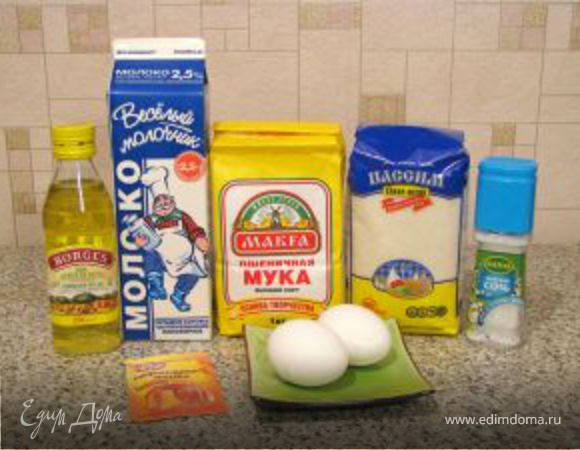 Яйца взбить с сахаром и солью.
Добавить растительное масло, перемешать.
Добавить молоко, хорошо перемешать.
Добавить соду и муку, хорошо перемешать венчиком или миксером.
Сковороду разогреть, немного смазать маслом.
В середину налить тесто, сковороду покрутить, чтобы тесто равномерно распределилось.
Когда низ блина зазолотится, его надо перевернуть.
Жарить со второй стороны буквально несколько секунд.
Затем блин снять со сковороды.