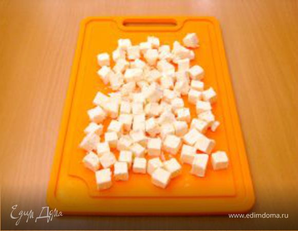 Фету нарезать кубиками.