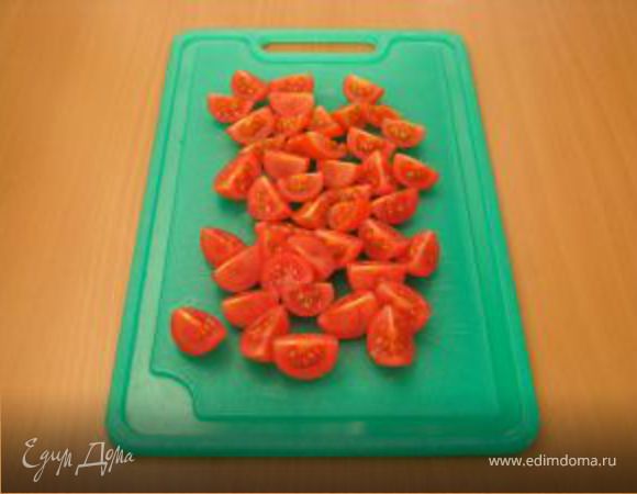 Помидоры нарезать небольшими кусочками.
