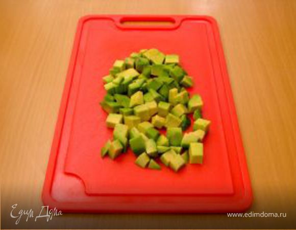 Авокадо почистить, нарезать кубиками.