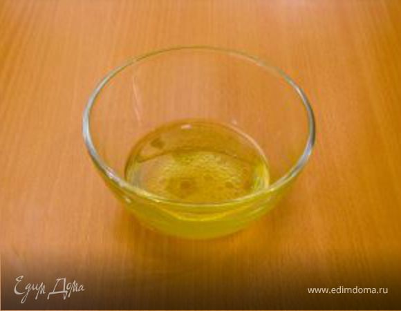 Для заправки смешать масло и уксус.