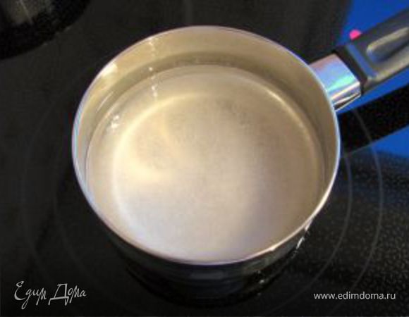 Желатин замочить в 150 мл холодной кипяченой воды и оставить на 1 час.
Затем желатин довести до кипения, но не кипятить.
Охладить до комнатной температуры.