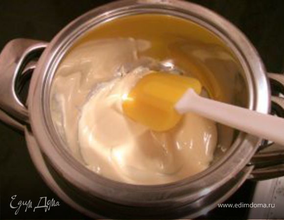 Белый шоколад растопить на водяной бане, охладить до комнатной температуры.