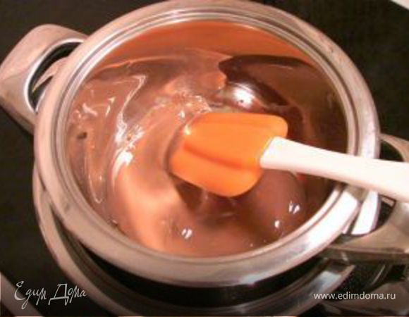 Отдельно растопить темный шоколад, охладить.