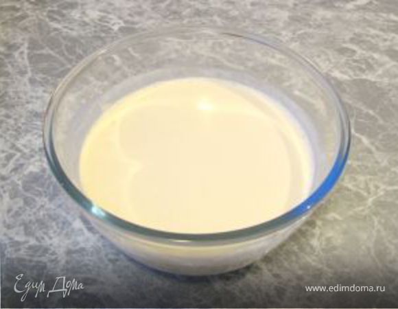 Сливки взбить с сахаром.
Разделить сливки на две части. В одну добавить белый шоколад.
И половину желатина, хорошо перемешать.