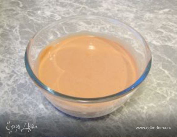 В другую часть добавить темный шоколад.
Добавить оставшийся желатин, перемешать.