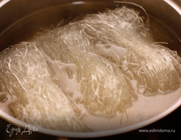 Лапшу залейте холодной водой на 10 минут, затем на 3 минуты кипятком. Промойте ее, дайте воде стечь.