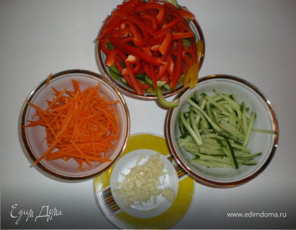 Морковь, перец и огурцы нарежьте тонкими полосками. 