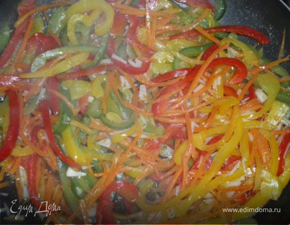 Слегка обжарьте морковь с перцем на растительном масле, чтобы овощи не потеряли свой цвет. Добавьте измельченный чеснок.