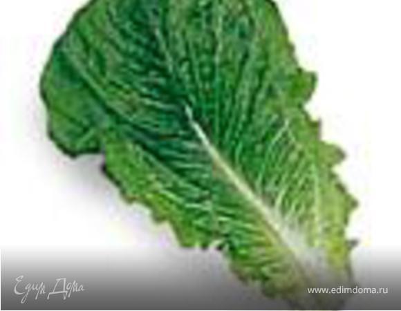 Сверху положить салатный лист, а на него два тонких ломтика свежего огурца.