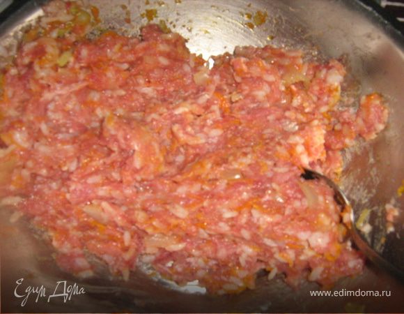 Приготовить мясной фарш, вбить яйцо.Рис отварить в слегка подсоленной воде (немножко не доварить).Лук мелко порубить, морковь натереть на мелкой терке. Припустить овощи на подсолнечном масле, добавить специи по вкусу. Смешать все ингредиенты, при необходимости добавить специи.