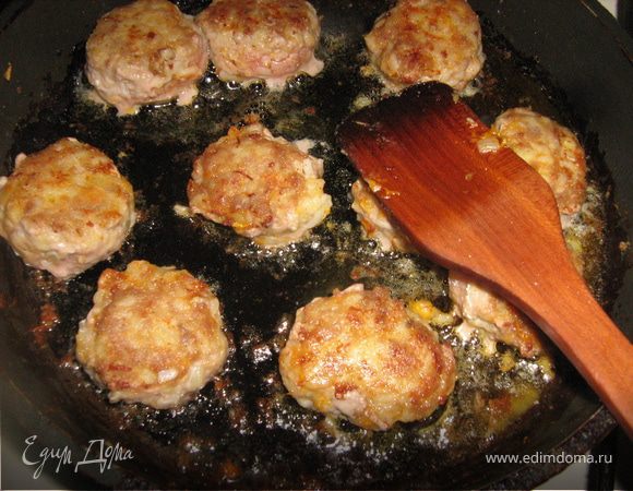 Формируем тефтели мокрыми руками, и слегка обваливаем в муке (чтобы при жарке образовалась корочка, которая будет держать форму тефтели, сама тефтелька при этом внутри остается очень нежной). Жарим на сковороде до образования  красивой золотистой корочки, перекладываем в кастрюльку.