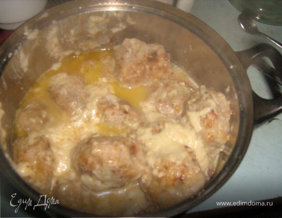 Готовим соус. В разогретое на сковороде масло (небольшое количество) высыпаем столовую ложку муки и быстро  размешиваем, чтобы мука растворилась. Потихоньку вливаем молоко, при этом постоянно размешиваем. Когда все молоко добавили, быстро добавляем специи, размешиваем  и выключаем, так как соус быстро становится густым.(Любители сметанного соуса могут  вместо молока добавлять сметану)На дно кастрюли с тефтелями наливаем немножко кипяченой воды (чтобы тефтели  сразу не пристали),а сверху заливаем  молочным соусом, тушим на небольшом огне 15-20 минут. При подаче посыпаем рубленой зеленью. Приятного аппетита!:-)