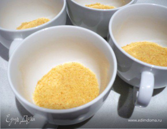 Разложить крошки по 6-ти формам объемом 300 мл. Утромбовать. Выпекать в разогретой до 180С духовке 8-10 мин до чуть золотистого цвета. Достать и охладить. 
