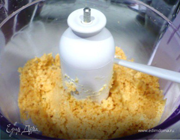 Печенья савоярди измельчить в процессоре до крупной крошки. Добавить размягченное масло и измельчить до мелкой крошки.
