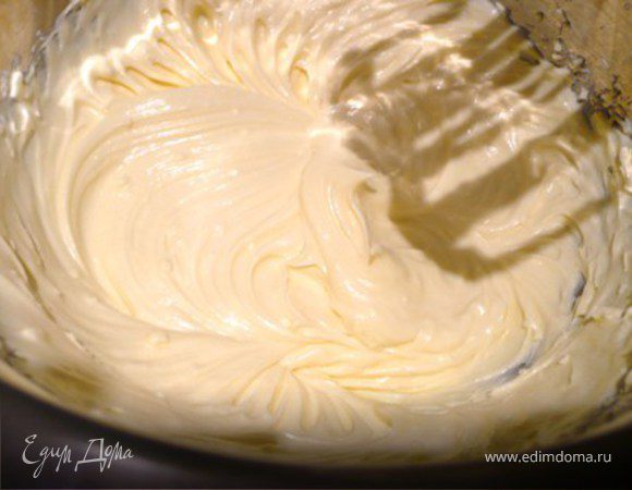 Крем: сыр (комнатной температуры) взбить миксером на самой медленной скорости. Добавить маскарпоне, рикотту и 100 гр. сахара. Взбить до однородности. Добавить яйца и 50 мл. марсалы.  И опять взбить до однородности.
